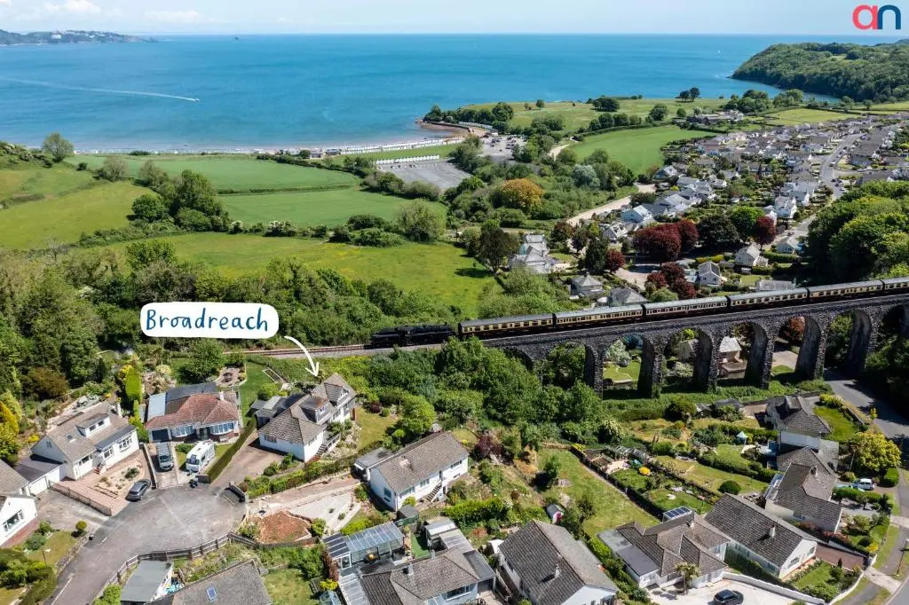 Spacious Home - Sea & Steam Train Views + Garden