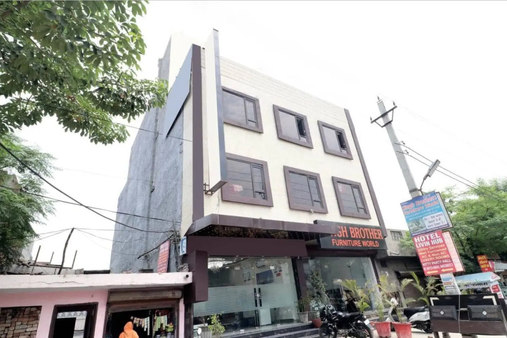 OYO 16379 Hotel LivInn Hub