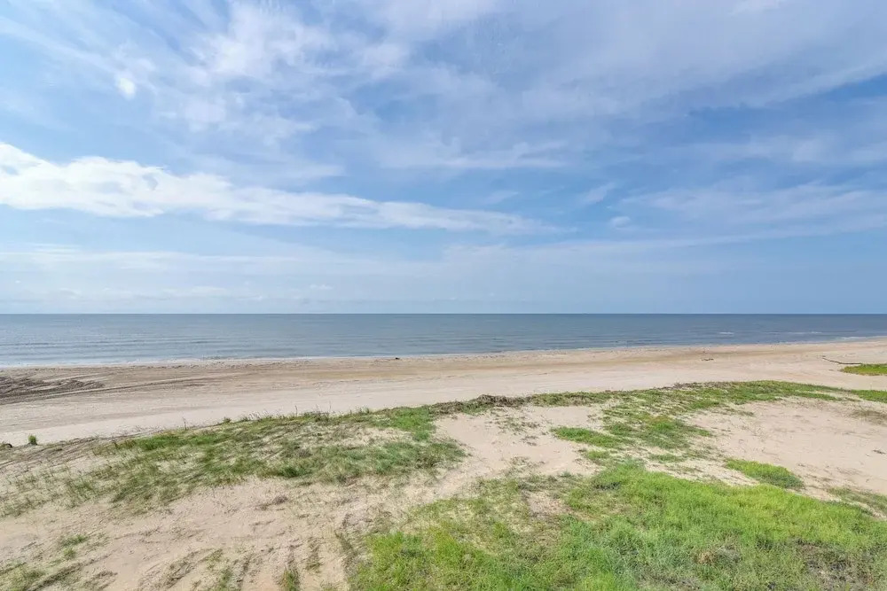 Hot Tub, Beach Access! Bay-view Gilchrist Retreat