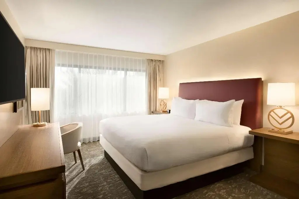Hilton Phoenix Suites