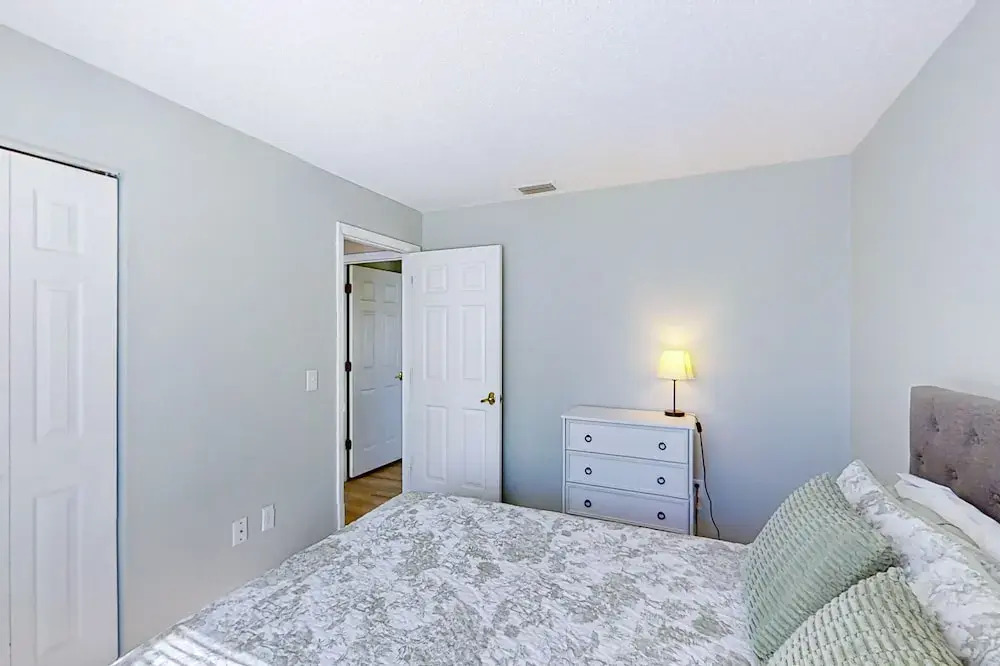 Pristine Palms House in Palm Coast With Enclosed Pool & Full Kitchen