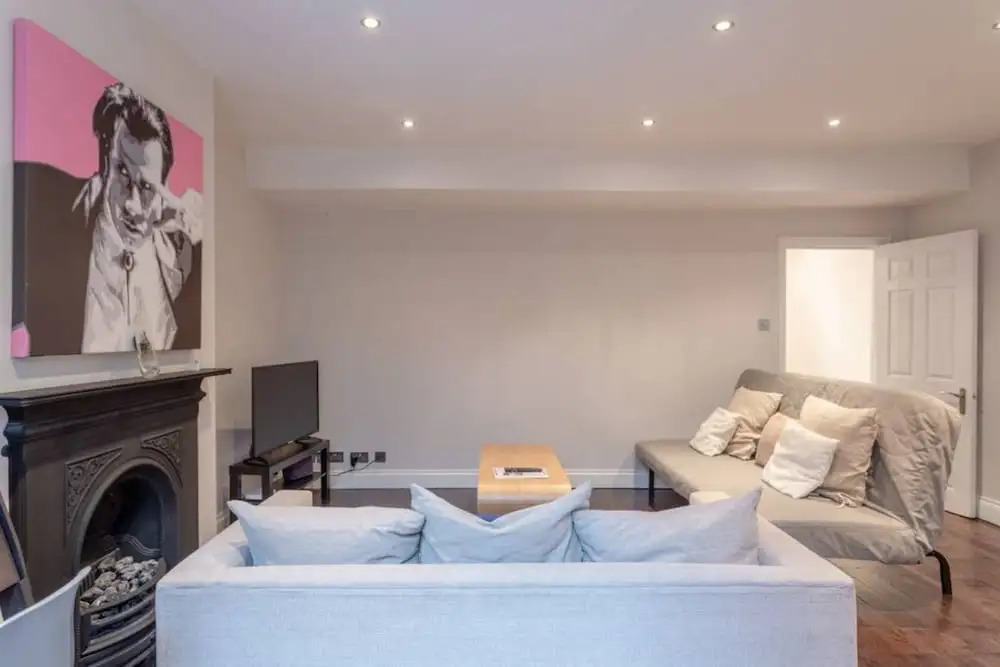 Stylish 2 Bedroom Flat With Large Garden