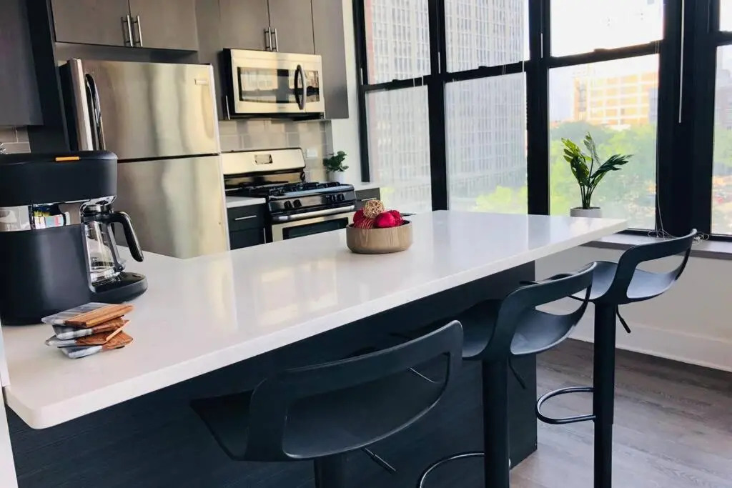 McCormick Place luxury corner apartment with optional parking for 6 guests