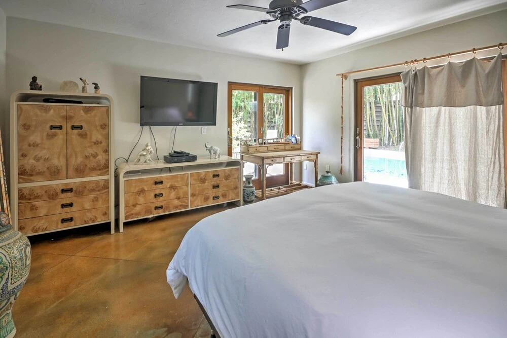 Sarasota House w/ Backyard Oasis: 6 Mi to Beach!