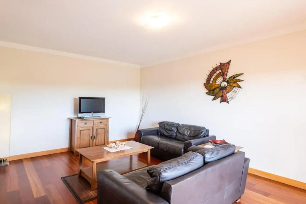 #069 Stunning Flat Near New Town w Pool View