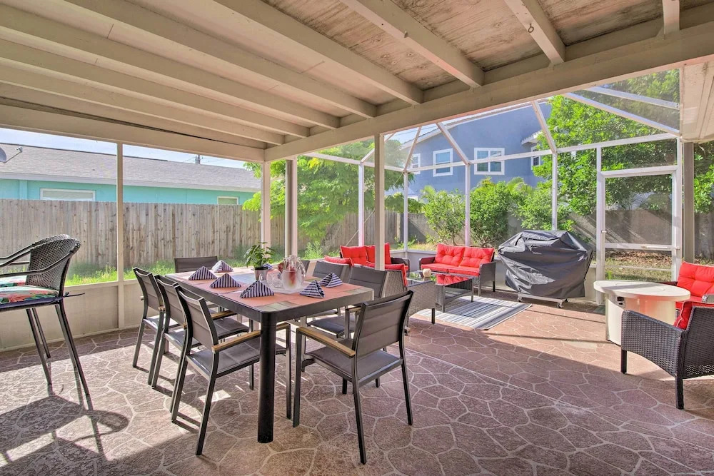 Quiet Satellite Beach Home w/ Lanai, Walk to Beach