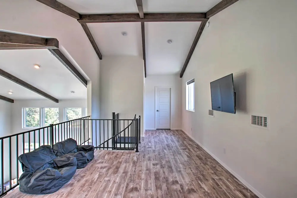 Mountain View Modern Cabin: Luxury Pine Home!