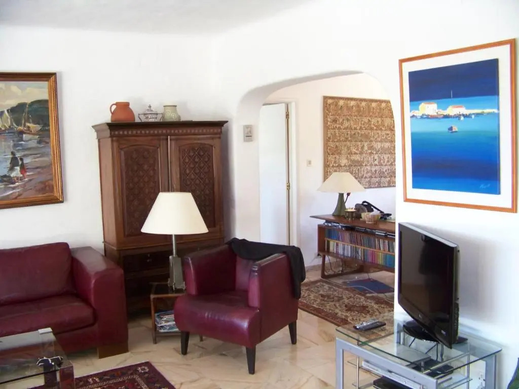 Castelo do Mar, 3 bedroom villa with private pool in large garden, 400m to beach and close to village