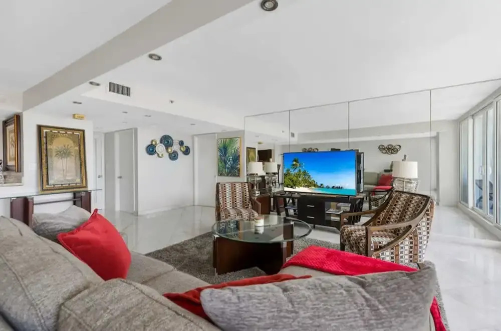 Sunny and Spacious 2 Bedroom Condo on the Bay