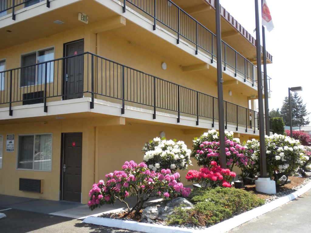 MorningGlory Inn & Suites