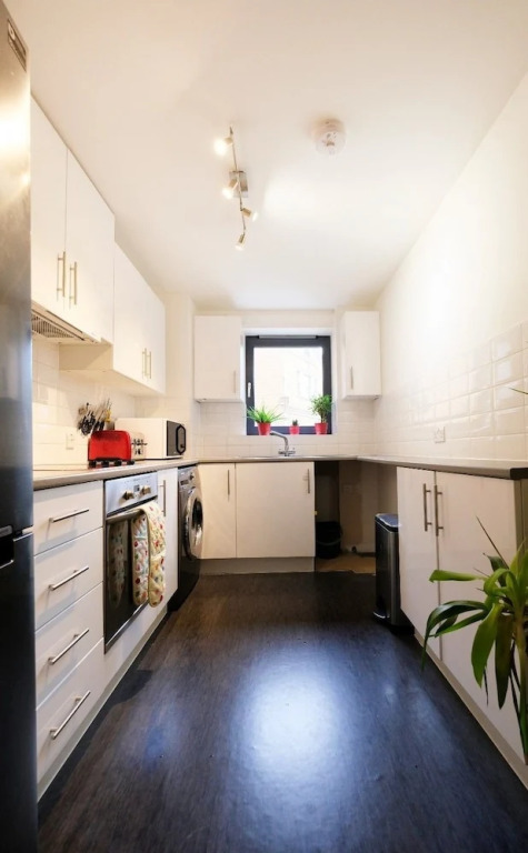 2 Bedroom Flat in Zone 1