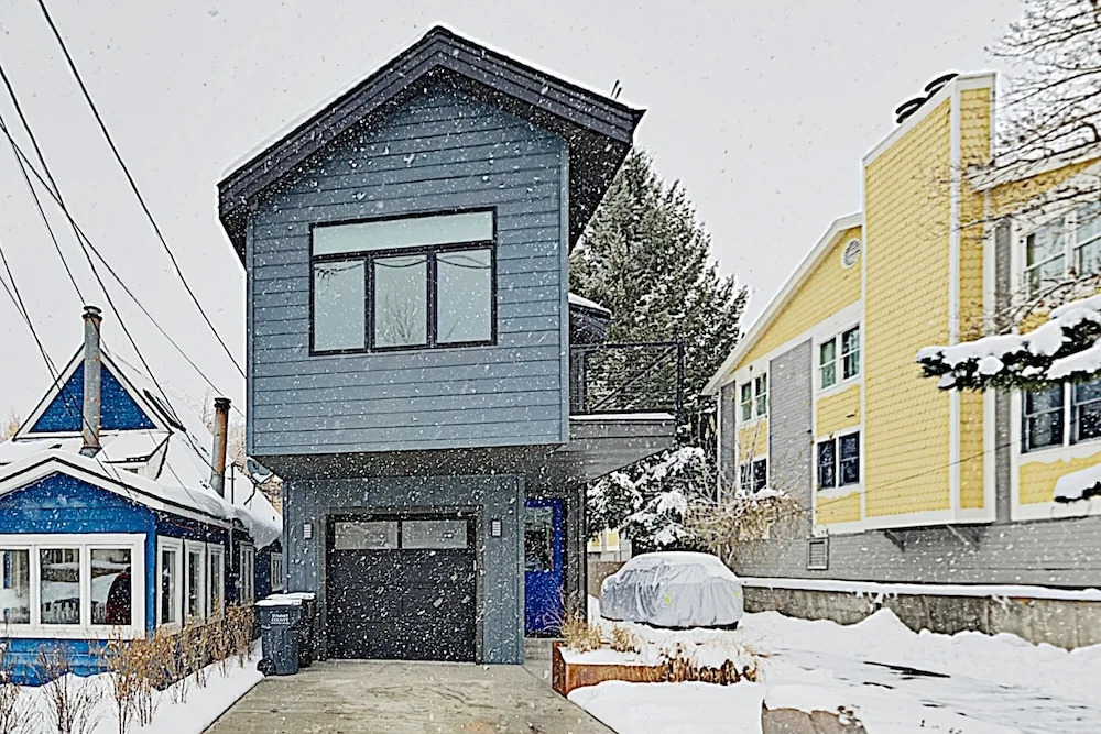 Brand-new W/ Private Hot Tub, Walk To Lift! 3 Bedroom Home