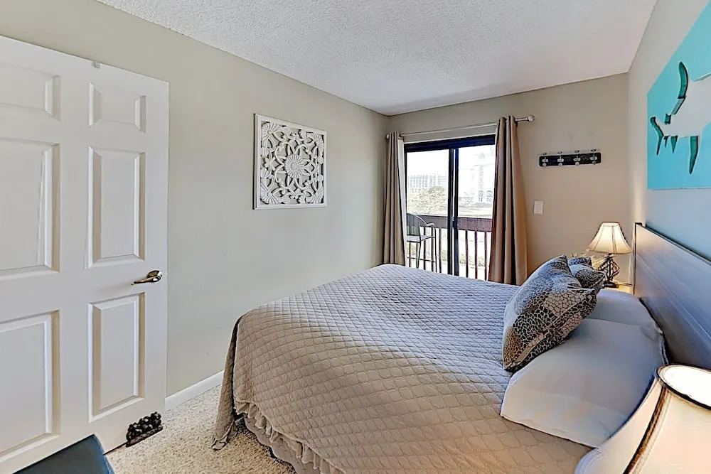 Bay-view Beach W/ Pool, Deck & Balcony 2 Bedroom Condo