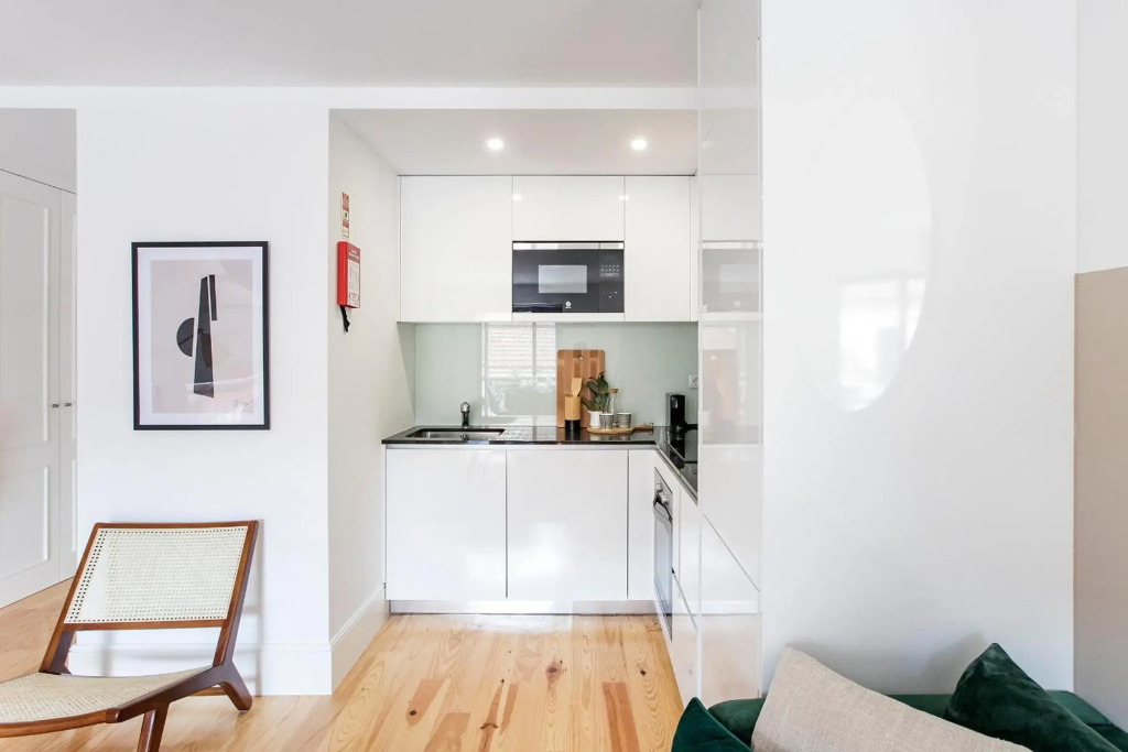Bright 3BR Flat w/ AC in City Center by LovelyStay