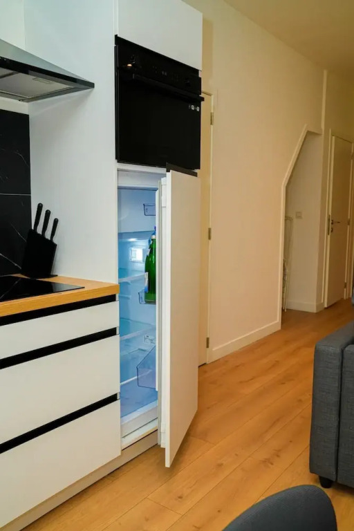 1BR Apt With Living Room Near CityArea