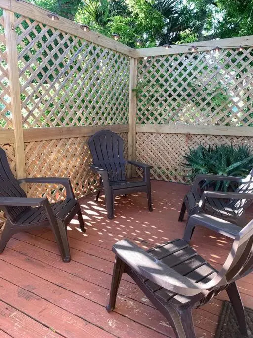 Highrise Bungalow - 2 blocks from Jax Beach!