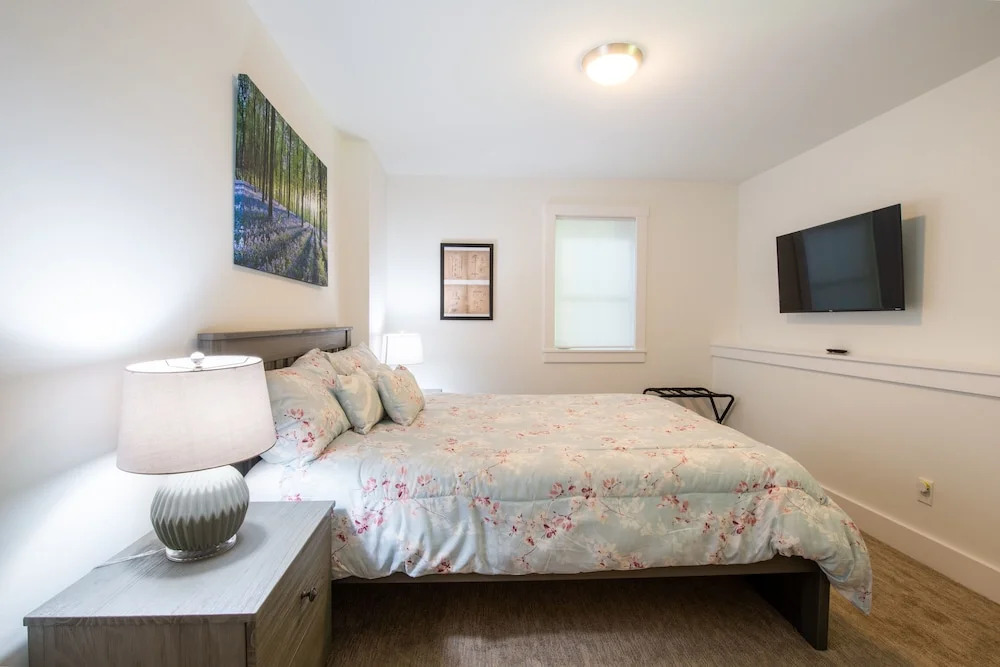 Mad House Rentals 10 Bedroom Lodge by RedAwning
