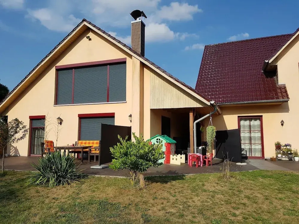 Reizendes Ferienhaus mit Swimmingpool Naehe Ostsee