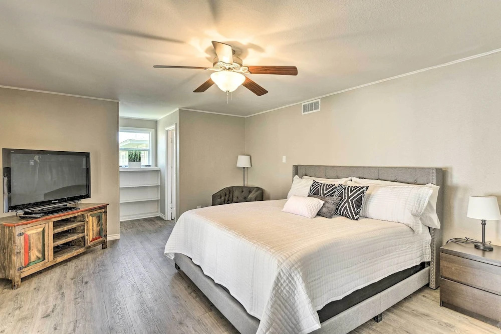 1 Mi to At&t Stadium: Downtown Arlington Home