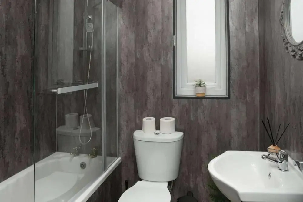 2-bed Flat, Wishaw, Free Parking, Family-friendly