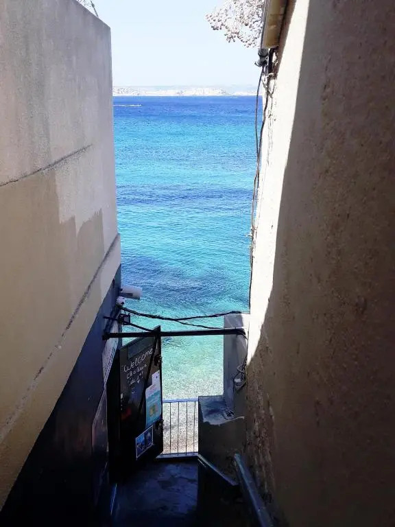 Chouette Cabanon sur la plage vue mer et terrasse privée