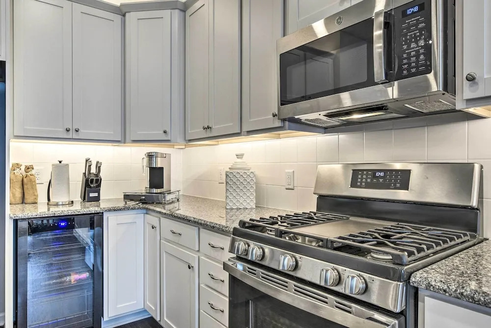 Tasteful Durham Townhome - 6 Mi to Downtown