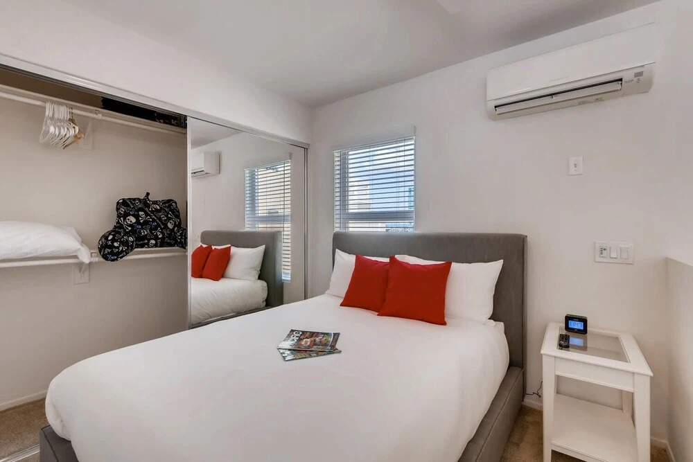 H2 -NEW Gorgeous Downtown San Diego 1 Bedroom + Upstairs Bedroom Loft!