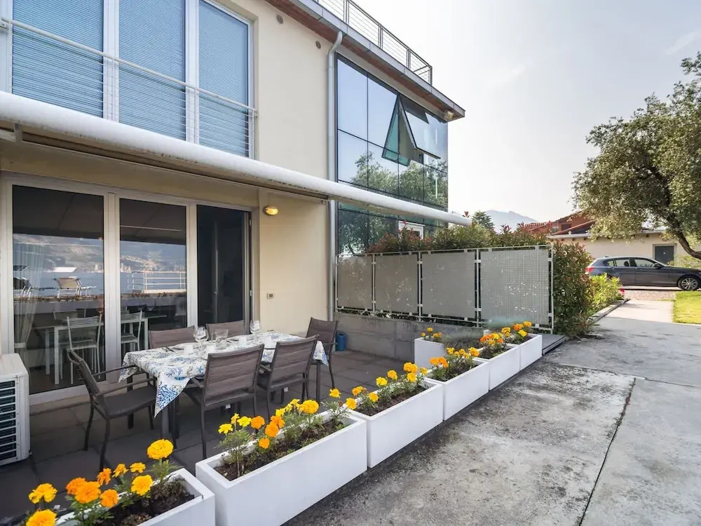 Lakefront Retreat with Garden