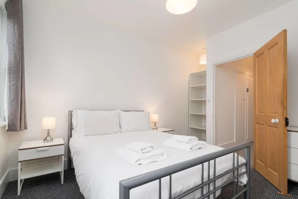 Modern 2 Bed, for 4 Guests in Golders Green!