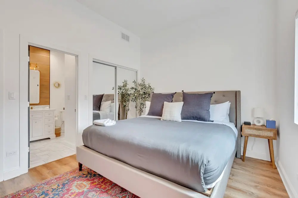 Bright Modern 4Bd 2Ba in the Heart of Wrigleyville by AllSet Turnover
