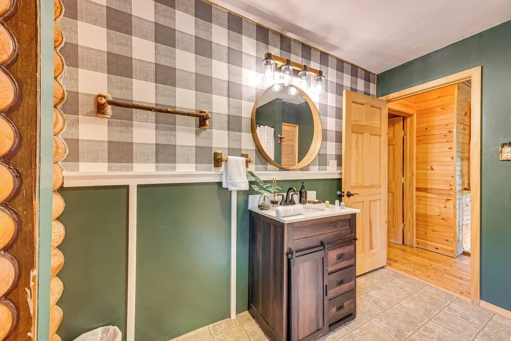 Hot Tub & Fire Pit: Albrightsville Log Cabin!