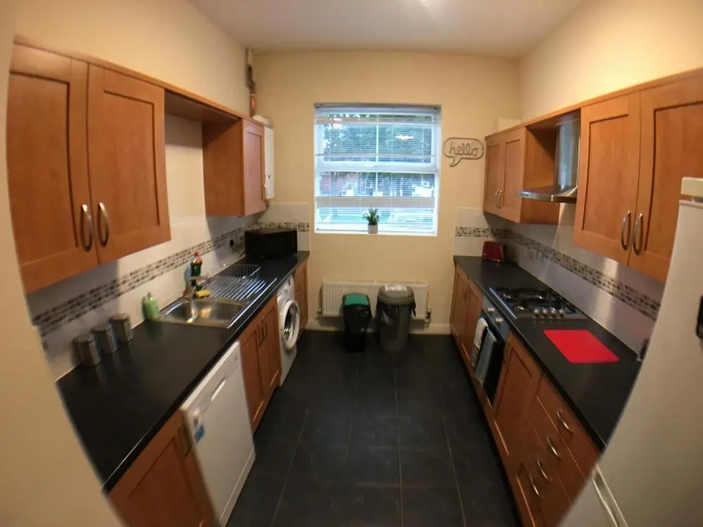 Very LARGE House, 6 beds, 4 bedrooms, 3 Bathrooms, 5 Smart TV's & VAN PARKING