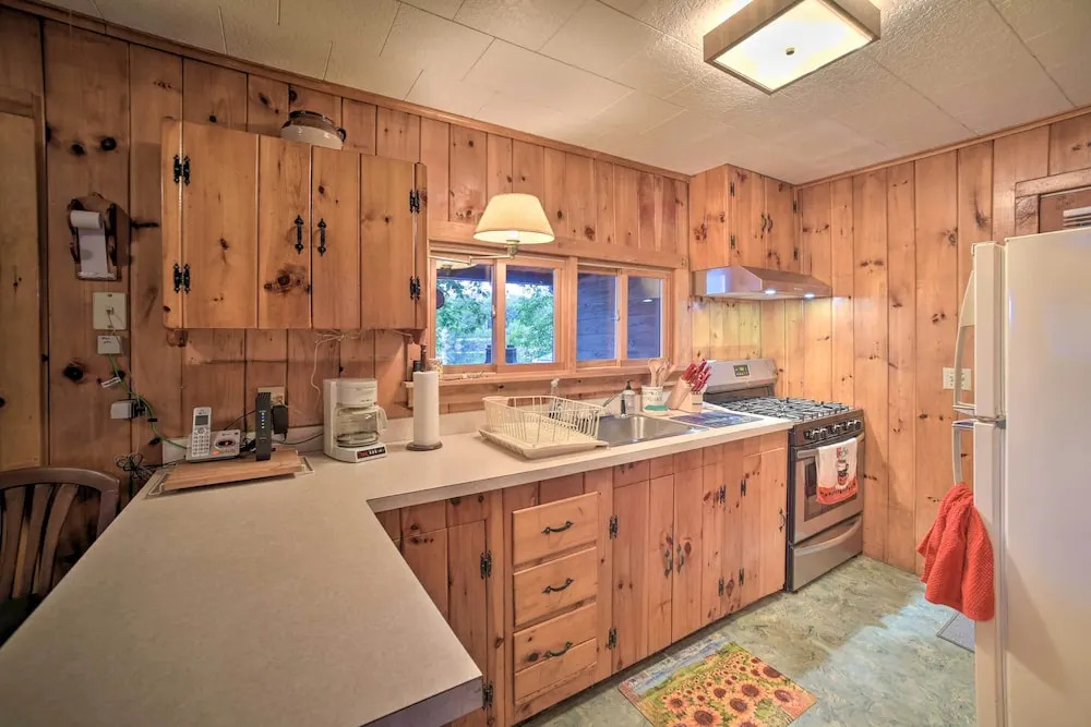 Riverfront Escape w/ Dock: 19 Mi to Saratoga!