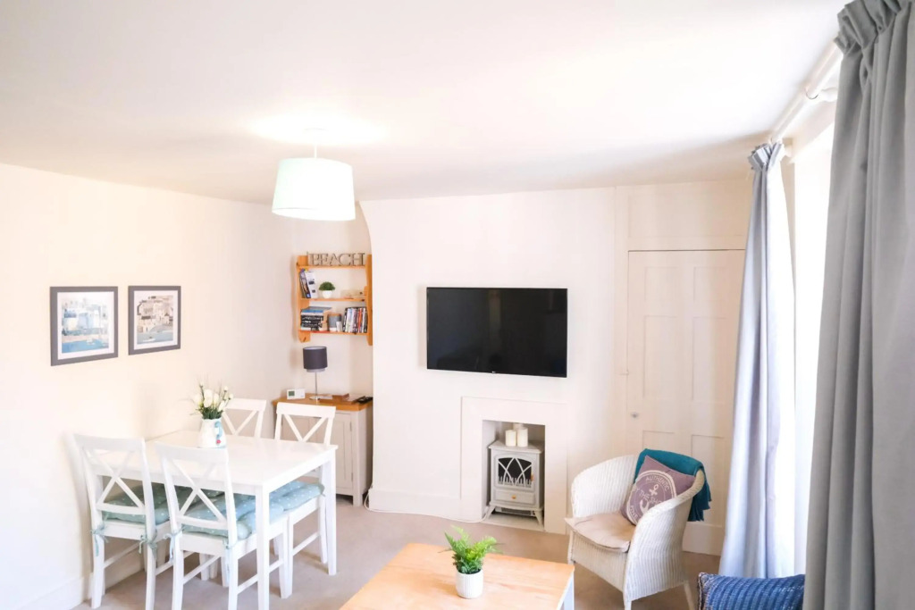 Elizabeth: Charming two bedroom apartment in centre of town