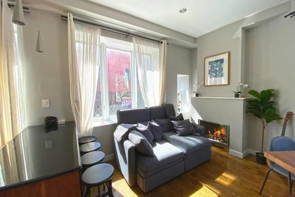 Beautiful 3 Bdrm 2 Bath Private Luxury Townhouse!