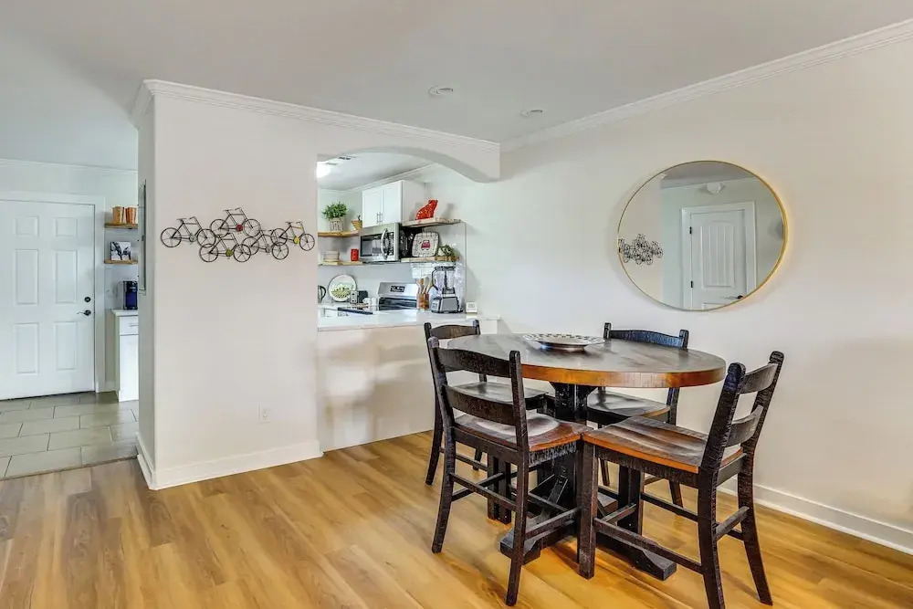 5 Mi to Univ of Arkansas: Cozy Townhome w/ Deck