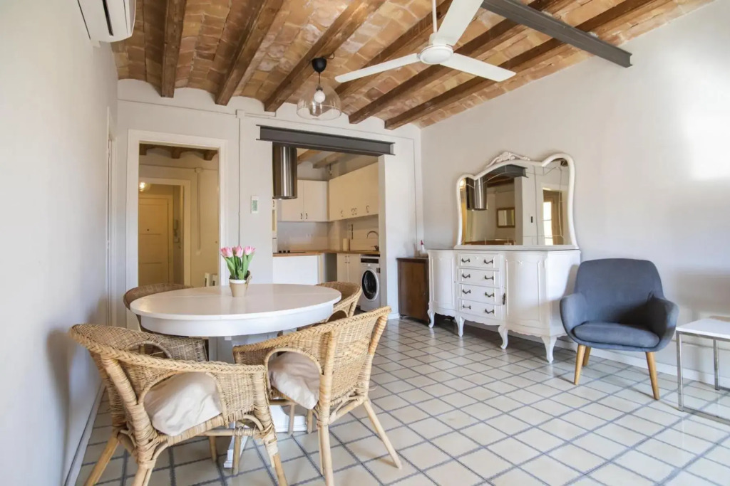 41CB193- Charming rustic apartment
