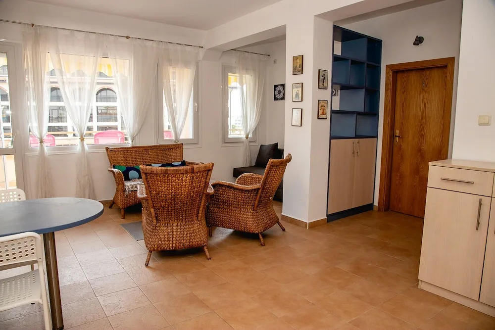 FM Premium 1-BDR Apartment with Parking - Azure Joy