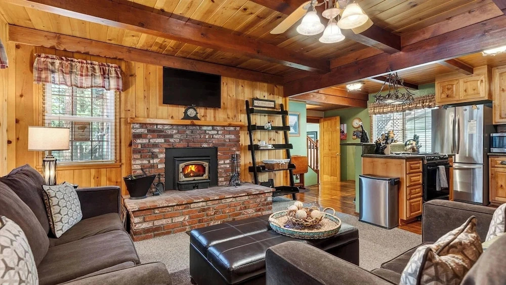 The Nut House by Avantstay Wooded Cabin + Game Room + Arcade + Foosball Near Big Bear Lake + Bear Mountain + Village Shops