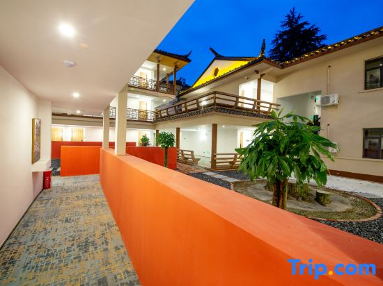 Zhangjiajie Tianchong Yunhai Courtyard Hotel-At the East gate of Zhangjiajie National Forest Park English Butler, Free Luggage Storage, Tour Plan -reserve tickets for various scenic spots-Self-Service Laundry