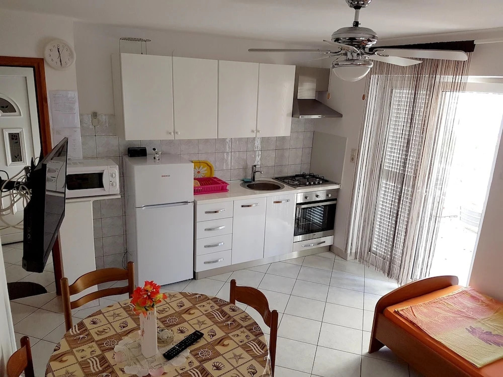 Apartment With one Bedroom in Pag, With Wonderful sea View, Enclosed Garden and Wifi - 100 m From the Beach