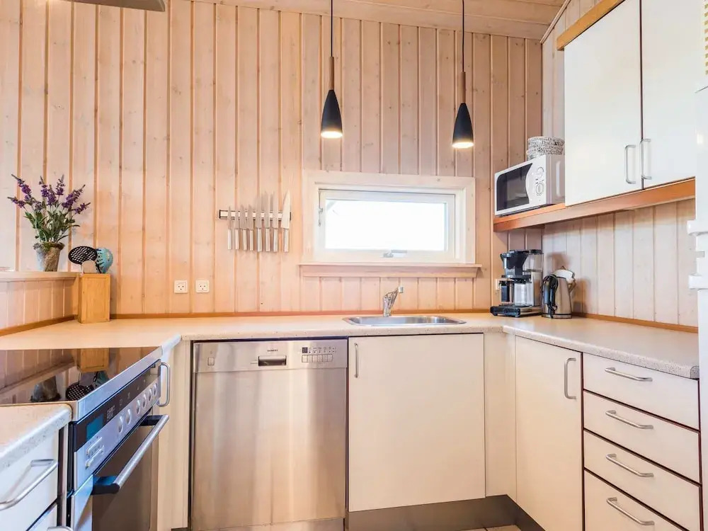 Bright and Spacious Family Retreat-By Traum