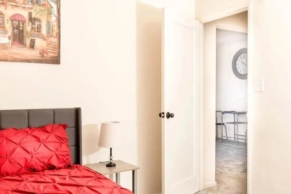 610b Large One Bedroom Downtown