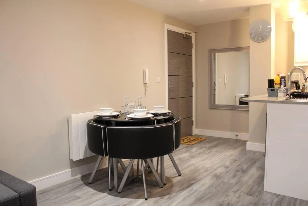 1braptmt W/king BED 4guests Embankmnt Parkg Wifi