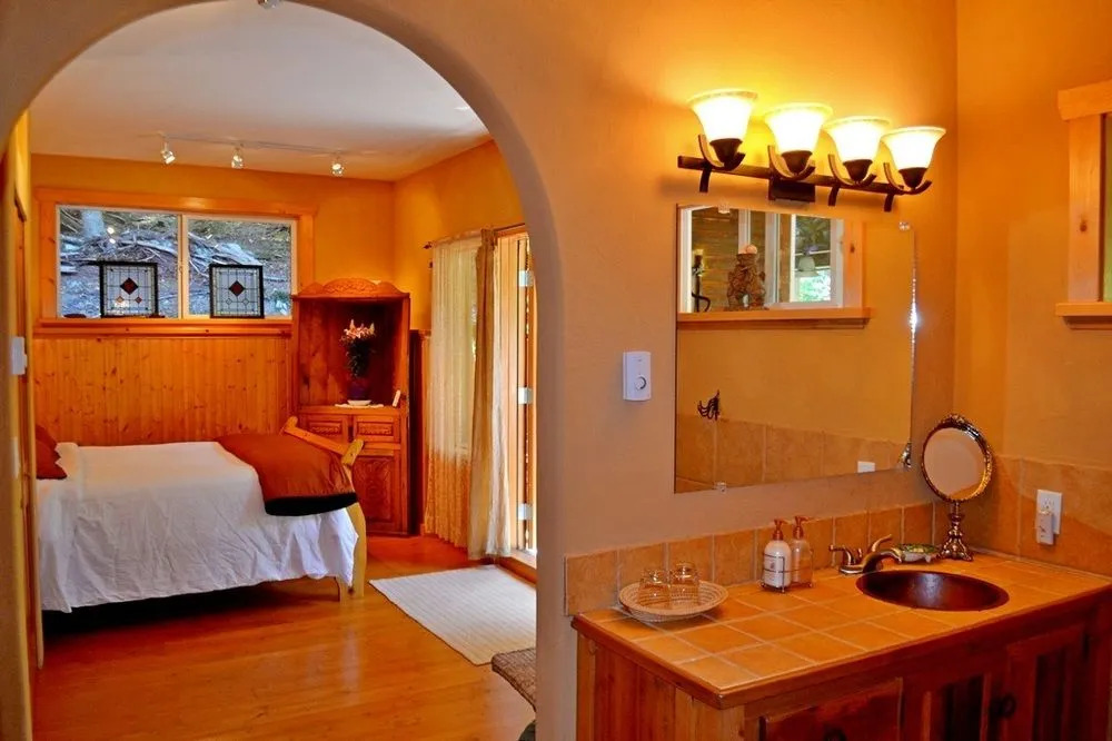 Alderwood Cottage & Suite - Bowen Island
