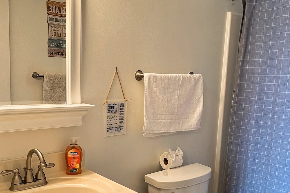 Lakedaze - Spacious Dog-friendly Lakefront House W/dock, hot tub & Putting Green