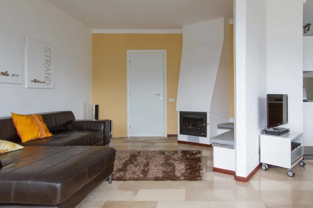 Stunning Lakeside Villa With Direct Lake Access, Mooring, Near Restaurant, Wifi, BBQ