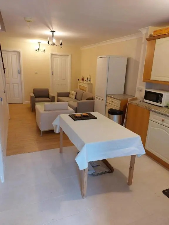 Ensuite Room near Canal