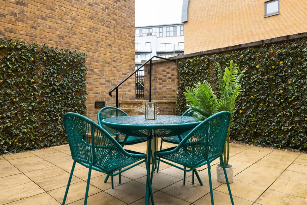 The Heart of Angel - Bright 2BDR House with Terrace, Gym & Cinema