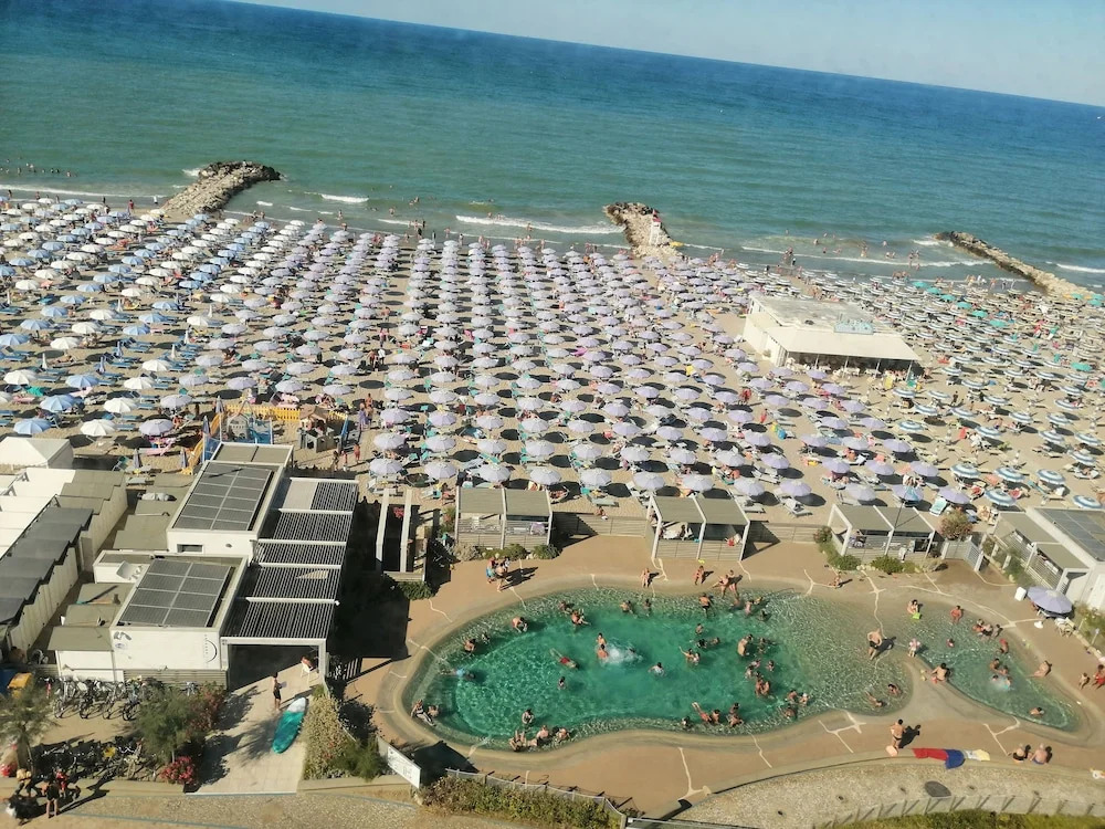 Alexandra B&B & Brunch -Beach Front Parking Included